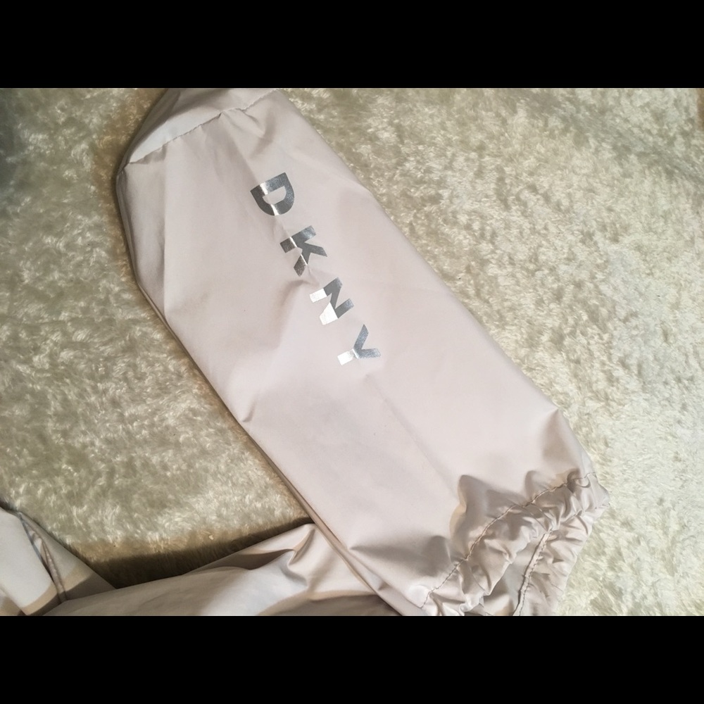 DKNY 🧥💦 Women’s Rain Packable Coat. NWT. - Picture 2 of 3